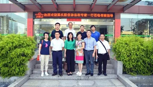 温氏股份考察团在188金宝搏安卓下载合影留念