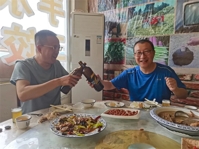 188金宝搏安卓下载摄影大赛作品《为精微友谊干杯》